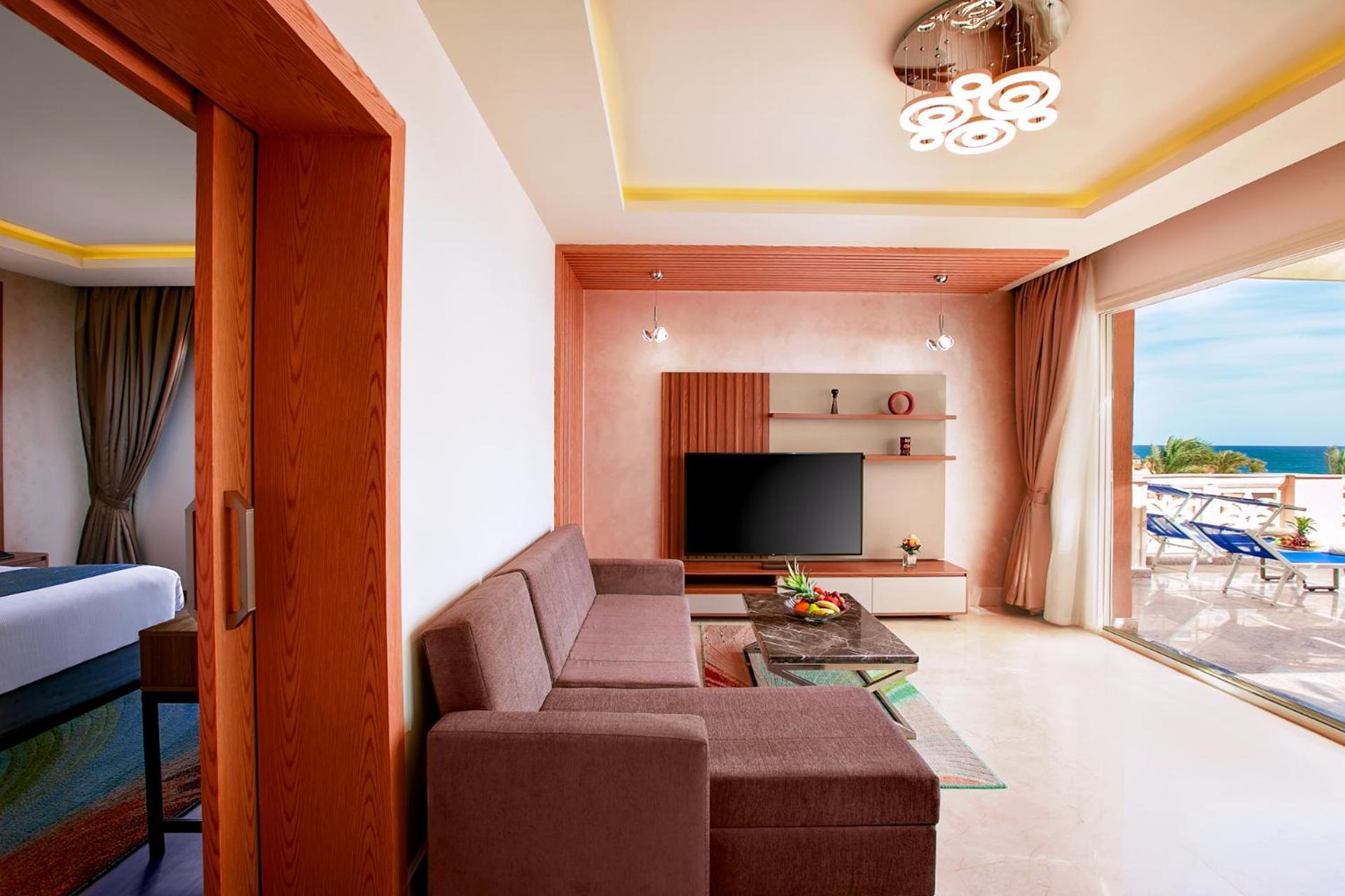 Pickalbatros Palace - Aqua Park Hurghada Eksteriør bilde A living room in a suite at the hotel