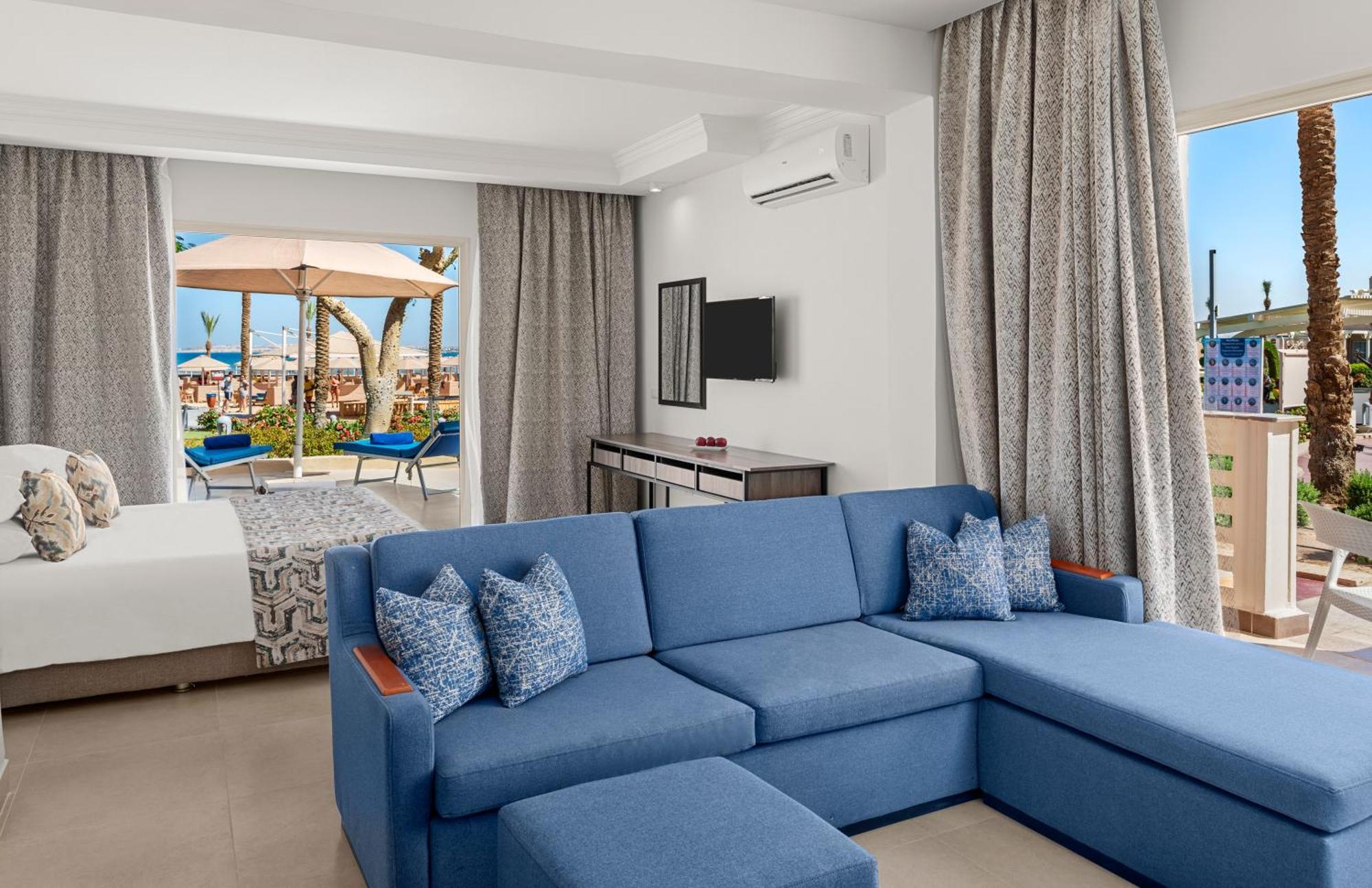 Pickalbatros Palace - Aqua Park Hurghada Eksteriør bilde A living room in a hotel suite